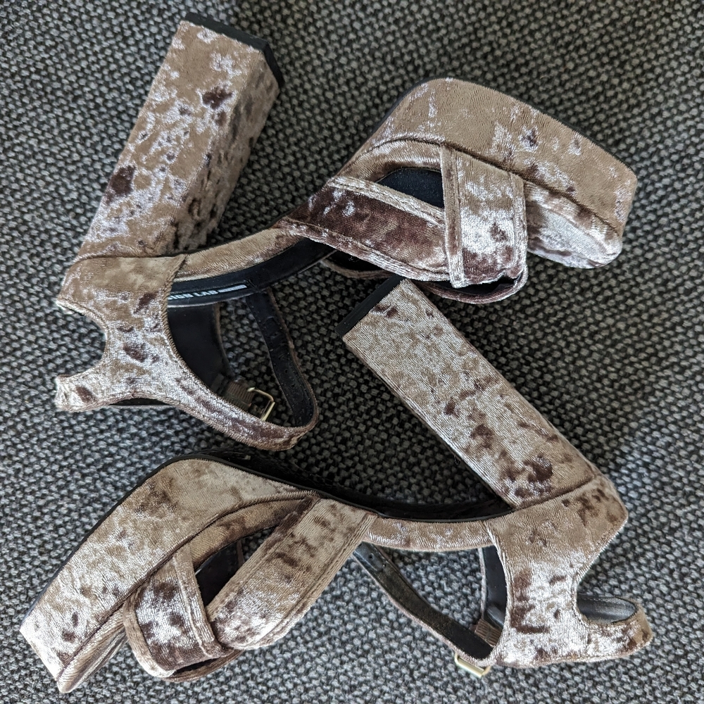 *NEW* Designer Lab (Lord&Taylor) Velvet Chunky Heels